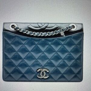 CHANEL Quilted Shoulder Bag in Navy with Silver Hardware